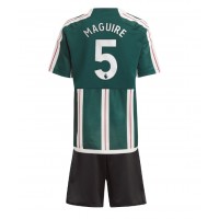 Otroški Nogometni dresi Manchester United Harry Maguire #5 Gostujoči 2023-24 Kratek Rokav (+ Kratke hlače)